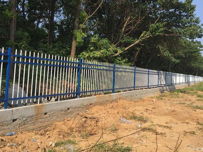 以下为 南京新港开发区一家离合器厂家新厂区采购的围墙护栏 安装